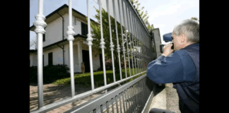 Appartengono a Marco Poggi e a un operatore le due impronte digitali leggibili che sono state repertate sulla porta d’ingresso della villetta di Garlasco in cui, il 13 agosto 2007, è stata uccisa Chiara Poggi