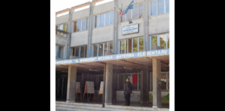 ‘Sospensione di cinque giorni (ma con obbligo di frequenza) per una pacca nelle parti intime a una compagna di classe: il problema è che il protagonista è un ragazzino di 11 anni affetto da un disturbo dello spettro autistico grave e seguito da insegnante di sostegno, assistente alla comunicazione, educatore e assistente igienico sanitario… una condizione certificata dall’Inps con un “art.3 comma 3”, ovvero una disabilità grave’