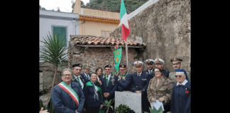 Partecipata ieri mattina ad Acqualadroni, la cerimonia di commemorazione ai caduti per la Patria con deposizione di una corona d’alloro al Monumento riportante in epigrafe i nomi dei caduti in guerra con l’indicazione delle date di nascita e morte ed il motivo del decesso
