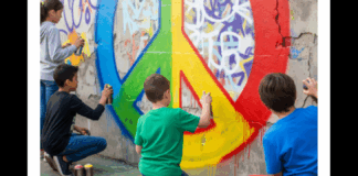 ‘“Tu andresti in guerra?”: domanda che circola tra i ragazzi in questi tempi di conflitti armati. Ebbene, tre quarti degli adolescenti italiani – più o meno il 68% di un campione provvisorio di 4.000 risposte – non si arruolerebbe se l’Italia entrasse in guerra. Alla domanda “Se il mio Paese entrasse in guerra mi sentirei responsabile e se servisse mi arruolerei. Quanto sei d’accordo con questa affermazione?” la maggioranza esprime il proprio disaccordo. Tra i maschi la percentuale è del 60,2% e tra le femmine il 73,6%. È uno dei primi risultati della consultazione pubblica rivolta a ragazzi e ragazze tra i 14 e i 18 anni promossa dall’Autorità garante per l’infanzia e l’adolescenza allo scopo di indagare le loro percezioni sulla guerra e sui conflitti’