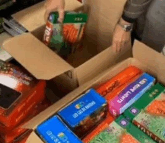 I militari del Comando Provinciale della Guardia di Finanza di Messina, nei giorni scorsi hanno sequestrato oltre 13.000 prodotti e accessori natalizi risultati non conformi agli standard previsti dalla normativa europea e, di conseguenza, potenzialmente pericolosi per la salute degli acquirenti