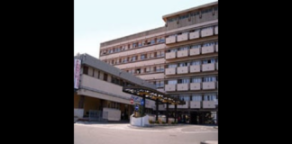 “In ordine alle notizie di stampa riguardanti le misure giudiziarie avviate nei riguardi dell’ex primario di chirurgia plastica dell’AOU G. Martino e di altro dirigente del medesimo reparto, tutt’ora in servizio, il Direttore Generale Giorgio Giulio Santonocito, nel massimo rispetto dell’attività di indagine della magistratura, ha chiesto alla Procura di Messina gli atti di riferimento al fine di poter mettere in atto le necessarie misure disciplinari di competenza dell’Azienda”