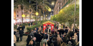 Il Natale a Messina prosegue a incantare grandi e piccini, con un ricco calendario di eventi che abbellisce la città e i villaggi: dal Villaggio di Natale a Piazza Cairoli, attivo fino al 6 gennaio 2026 con parate natalizie, spettacoli, giochi, musica, un palco per tutti con esibizioni di giovani talenti, dj set, scuole di danza e attività per famiglie; al Natale in Teatro – mercatini al Teatro Vittorio Emanuele sino al 7 gennaio; Natale al Mercato Muricello; dall’8 al 18 dicembre, e Natale illumina Roccaguelfonia, l’appuntamento di domenica 14, alle ore 17 con un tour guidato, cui seguirà un momento musicale “C’era Una Volta”, omaggio a Ennio Morricone