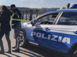 Intervento provvidenziale dei poliziotti della Polizia Stradale di Giardini Naxos, che nei giorni scorsi ha soccorso una donna in forte stato di confusione all’interno di un’area di servizio dell’autostrada A18 Messina–Catania, evitando possibili gesti autolesionistici