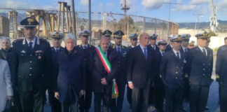 Si è celebrata questa mattina la cerimonia con la deposizione di una corona d’alloro presso il monumento al Capitano di Corvetta sommergibilista Salvatore Todaro, decorato di medaglia d’oro al Valor Militare, posto nel piazzale antistante l’ingresso della Base navale di Messina
