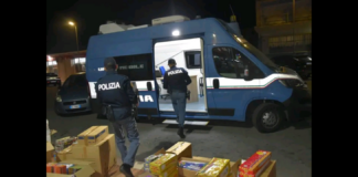 Continua incessante l’attività degli appartenenti alla Polizia di Stato per garantire un capodanno sicuro ai cittadini: l’operazione odierna si inquadra in un più ampio piano predisposto dal Questore della Provincia di Crotone, Renato PANVINO, che ha impiegato personale delle Volanti, della Polizia amministrativa, degli artificieri e della Polizia scientifica… un pool di uomini specializzati nel controllo del territorio e del materiale esplodente, infatti numerosi sono stati i servizi disposti dalla Questura sia nel Capoluogo che in provincia