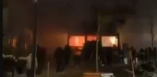 Sale drammaticamente il bilancio dell’incendio che ha colpito Crans-Montana nel ‘Pub Le Constellation’, trasformando la località alpina in teatro di una tragedia in quella che molti giornali svizzeri hanno già ribattezzato la “strage di Capodanno“: secondo i dati ufficiali diffusi dalle autorità, il rogo ha causato 40 vittime accertate e 40 feriti in condizioni gravissime