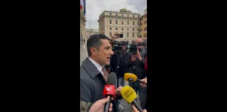 “Gli antidemocratici del centro-sinistra, con il loro atteggiamento per motivi di sicurezza, hanno indotto il Presidente della Camera alla sospensione di tutte le conferenze stampa e l’accesso di qualsiasi ospite alla Camera dei deputati”