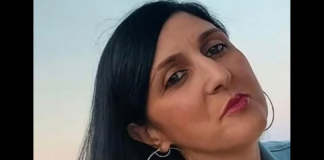 Una caduta improvvisa, un impatto fatale, una comunità sotto shock: Melissa Santagada è morta precipitando dal balcone della propria abitazione a Cassano allo Ionio, nel quartiere di Lauropoli… stava svolgendo una normale faccenda domestica quando ha perso l’equilibrio ed è caduta nel vuoto dal secondo piano… la tragedia si è consumata in pochi istanti, davanti a passanti e residenti