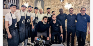 Ieri sera, presso la pizzeria L’Orso di Messina, è andato in scena “Un viaggio TRA SCILLA E CARIDDI – Alla scoperta di miti, lieviti e sapori del territorio”, una serata evento che ha trasformato la pizza in racconto, teatro e identità: nata dal desiderio di rendere omaggio alla città che ha visto nascere il progetto, la serata ha celebrato Messina e lo Stretto attraverso un percorso gastronomico costruito come una vera rappresentazione teatrale, in cui ogni portata ha incarnato un atto ispirato alla mitologia e alla forza evocativa di SCILLA e CARIDDI