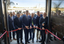 Sono stati inaugurati stamane i nuovi uffici dell’Autorità di Sistema Portuale del Mare di Sicilia Orientale nel porto di Pozzallo: la costruzione, autosufficiente dal punto di vista energetico dunque a impatto zero e ampia 200 mq, è stata realizzata in tempi record (poco più di un anno) con un appalto del valore di circa 750mila euro