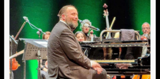 Un Teatro gremito, un’atmosfera sospesa e un viaggio musicale capace di attraversare generi ed emozioni: è stato un successo il concerto di Raphael Gualazzi, andato in scena ieri al Teatro Vittorio Emanuele di Messina