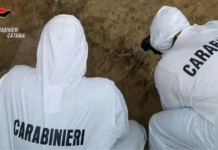 Questa mattina, in Catania e Zaccanopoli (VV), su disposizione dei magistrati della Direzione Distrettuale Antimafia di Catania, che hanno coordinato le Indagini, i Militari dell’Arma dei Carabinieri dei Comandi Provinciali di Catania e Siracusa, con il supporto nella fase esecutiva del personale del Comando Provinciale di Vibo Valentia, hanno dato esecuzione a un’ordinanza di custodia cautelare in carcere, emessa dal Giudice per le Indagini Preliminari del Tribunale di Catania, nei confronti di due indagati ritenuti, allo stato delle Indagini e ferma restando la presunzione di non colpevolezza fino a sentenza definitiva di condanna, gravemente indiziati in ordine ai delitti di omicidio, soppressione di cadavere, porto illegale di armi e danneggiamento seguito da incendio, aggravati dal c.d. metodo mafioso, ai danni di P.S.A. commessi a Catania e a Carlentini nel corso della sera del 5 gennaio 2026