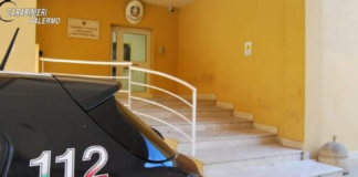 Droga nascosta tra frigorifero e camera da letto, bilancino per pesare le dosi e perfino un POS portatile che potrebbe essere stato usato per i pagamenti “digitali” della droga: è quanto hanno scoperto i Carabinieri della Stazione San Filippo Neri a Palermo durante una perquisizione che ha portato all’arresto di un 43enne palermitano, già noto alle forze dell’ordine, con l’accusa di detenzione ai fini di spaccio di sostanze stupefacenti