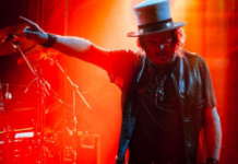 Zucchero “Sugar” FORNACIARI si prepara a infiammare l’estate italiana con “BAILA (Sexy Thing) 25th – Under the Moonlight”, il tour che celebra i 25 anni di una delle sue hit più iconiche e amate a livello internazionale: dopo il successo del tour europeo, a luglio l’artista porterà la sua musica negli stadi italiani con sei grandi appuntamenti live, trasformando ogni concerto in una festa collettiva fatta di ritmo, energia ed emozioni
