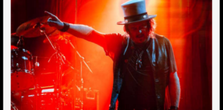 Zucchero “Sugar” FORNACIARI si prepara a infiammare l’estate italiana con “BAILA (Sexy Thing) 25th – Under the Moonlight”, il tour che celebra i 25 anni di una delle sue hit più iconiche e amate a livello internazionale: dopo il successo del tour europeo, a luglio l’artista porterà la sua musica negli stadi italiani con sei grandi appuntamenti live, trasformando ogni concerto in una festa collettiva fatta di ritmo, energia ed emozioni