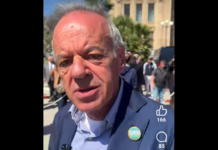 ‘Il partito Sud chiama Nord è davvero esentato dall’onere di raccogliere le firme (da 700 e a 2mila) per ognuna delle liste che verranno presentate alle prossime elezioni? L’assessorato regionale alle Autonomie locali, come abbiamo rivelato nei giorni scorsi, sollecitato a inizio marzo, ha già risposto di sì con due note distinte, nelle quali, sostanzialmente, afferma che la deroga prevista per il partito che si presenta con un simbolo già rappresentato all’Ars – quale è, effettivamente, Sud chiama Nord – può essere estesa anche alle altre liste (quattordici, nel caso del partito di Cateno De Luca) che contengono, all’interno del proprio contrassegno, lo stesso simbolo, in piccolo, di Sud chiama Nord’