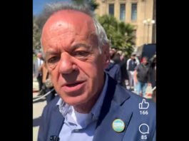 ‘Il partito Sud chiama Nord è davvero esentato dall’onere di raccogliere le firme (da 700 e a 2mila) per ognuna delle liste che verranno presentate alle prossime elezioni? L’assessorato regionale alle Autonomie locali, come abbiamo rivelato nei giorni scorsi, sollecitato a inizio marzo, ha già risposto di sì con due note distinte, nelle quali, sostanzialmente, afferma che la deroga prevista per il partito che si presenta con un simbolo già rappresentato all’Ars – quale è, effettivamente, Sud chiama Nord – può essere estesa anche alle altre liste (quattordici, nel caso del partito di Cateno De Luca) che contengono, all’interno del proprio contrassegno, lo stesso simbolo, in piccolo, di Sud chiama Nord’