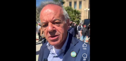 ‘Il partito Sud chiama Nord è davvero esentato dall’onere di raccogliere le firme (da 700 e a 2mila) per ognuna delle liste che verranno presentate alle prossime elezioni? L’assessorato regionale alle Autonomie locali, come abbiamo rivelato nei giorni scorsi, sollecitato a inizio marzo, ha già risposto di sì con due note distinte, nelle quali, sostanzialmente, afferma che la deroga prevista per il partito che si presenta con un simbolo già rappresentato all’Ars – quale è, effettivamente, Sud chiama Nord – può essere estesa anche alle altre liste (quattordici, nel caso del partito di Cateno De Luca) che contengono, all’interno del proprio contrassegno, lo stesso simbolo, in piccolo, di Sud chiama Nord’