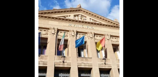 A mezzogiorno si chiudono le porte della Segreteria Generale del Comune di Messina per l’accettazione delle Liste per le candidature al Consiglio Comunale, a supporto dei candidati a sindaco: i giochi sono fatti, chi c’è c’è e chi non c’è… sarà fuori dalla partita… le Amministrative si avvicinano a grandi passi, sono previste per il 24 e 25 maggio 2026, potrebbero essere terreno di scontro politico-amministrativo e di contenziosi giuridico-giudiziari