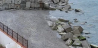 Parte l’iter per la messa in sicurezza della fascia costiera di Casabianca, a Messina, una tra le più colpite dal fenomeno erosivo: la Struttura per il contrasto del dissesto idrogeologico guidata dal presidente della Regione Siciliana, Renato Schifani e diretta da Sergio Tumminello, ha pubblicato il bando con un importo a base di gara di 10,8 milioni di euro