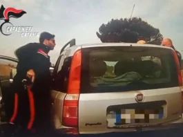 I Carabinieri del Nucleo Radiomobile del Comando Provinciale di Catania, hanno arrestato tre uomini di 52, 36 e 24 anni, tutti catanesi e con precedenti specifici, con l’accusa di furto aggravato in concorso dopo aver rubato una Fiat 500 utilizzando la tecnica dell’OBD nel parcheggio di un grande centro commerciale della zona industriale