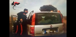 I Carabinieri del Nucleo Radiomobile del Comando Provinciale di Catania, hanno arrestato tre uomini di 52, 36 e 24 anni, tutti catanesi e con precedenti specifici, con l’accusa di furto aggravato in concorso dopo aver rubato una Fiat 500 utilizzando la tecnica dell’OBD nel parcheggio di un grande centro commerciale della zona industriale