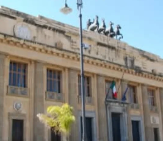 La Corte d’Appello ha confermato le condanne nei confronti di due ex calciatori campani dell’Acr Messina accusati di violenza sessuale ai danni di una ragazza che all’epoca dei fatti aveva 14 anni: i giudici di secondo grado hanno ribadito la pena di sei anni di reclusione per Clemente Crisci e quella di due anni, con pena sospesa, per Carmine Cretella, al quale già nel primo processo era stata riconosciuta l’ipotesi attenuata del reato