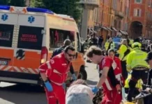 Pomeriggio di terrore in centro storico a Modena: un’auto lanciata a folle velocità lungo via Emilia centro ha puntato deliberatamente il marciapiede, falciando una decina di pedoni e una bicicletta per poi schiantarsi contro la vetrina di un negozio
