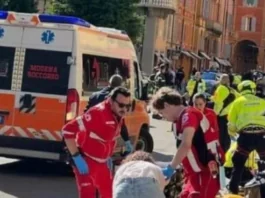 Pomeriggio di terrore in centro storico a Modena: un’auto lanciata a folle velocità lungo via Emilia centro ha puntato deliberatamente il marciapiede, falciando una decina di pedoni e una bicicletta per poi schiantarsi contro la vetrina di un negozio