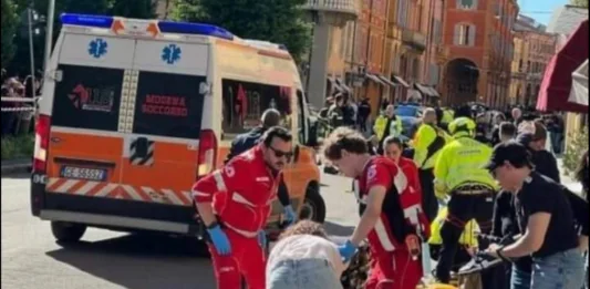 Pomeriggio di terrore in centro storico a Modena: un’auto lanciata a folle velocità lungo via Emilia centro ha puntato deliberatamente il marciapiede, falciando una decina di pedoni e una bicicletta per poi schiantarsi contro la vetrina di un negozio