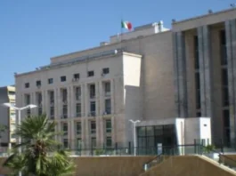 Nelle prime ore del mattino, su delega dei magistrati della Procura della Repubblica di Palermo – Direzione Distrettuale Antimafia, è stata data esecuzione ad un’ordinanza di custodia cautelare emessa dal Giudice per le indagini preliminari presso il Tribunale di Palermo nei confronti di 26 soggetti ritenuti responsabili, a vario titolo e con differenti profili, di diverse ipotesi di reato riconducibili all’art. 74 d.P.R. n. 309/90, in un caso aggravata dal c.d. metodo mafioso, e cessioni di stupefacenti