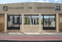 Su richiesta dei magistrati della Procura della Repubblica presso il Tribunale Ordinario di Marsala, il Giudice per le Indagini Preliminari della città lilibetana ha emesso un’ordinanza di misura cautelare che ha disposto un divieto di dimora in Sicilia e quattro obblighi di presentazione alla P.g., nei confronti di 5 cittadini italiani di cui uno originario di Palermo, due residenti a Campobello di Mazara e uno a Castelvetrano