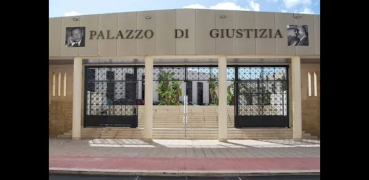 Su richiesta dei magistrati della Procura della Repubblica presso il Tribunale Ordinario di Marsala, il Giudice per le Indagini Preliminari della città lilibetana ha emesso un’ordinanza di misura cautelare che ha disposto un divieto di dimora in Sicilia e quattro obblighi di presentazione alla P.g., nei confronti di 5 cittadini italiani di cui uno originario di Palermo, due residenti a Campobello di Mazara e uno a Castelvetrano
