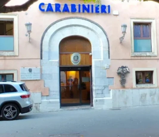 Il Giudice per le indagini preliminari del Tribunale di Messina su richiesta dei magistrati della Procura della Repubblica peloritana, ha emesso una misura cautelare a carico di un uomo di 51 anni che è stato posto agli arresti domiciliari con braccialetto elettronico dai carabinieri della stazione di Giardini Naxos, con il supporto dei militari di Aci Sant’Antonio
