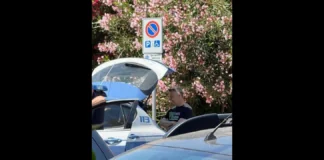 “Quanto accaduto davanti al seggio è gravissimo e merita un chiarimento immediato: Dalla documentazione fotografica e dalle segnalazioni raccolte, un assessore della Giunta Terranova sarebbe stato identificato dalle Forze dell’Ordine mentre distribuiva fac-simili elettorali nei pressi del seggio”