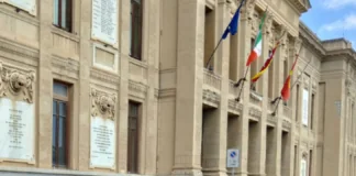 Nomi e volti del nuovo consiglio comunale: tra riconferme, vecchie conoscenze, prime volte ed esclusioni eccellenti… già delineato, in attesa dell’ufficialità degli organi di controllo, il quadro dei 32 consiglieri che occuperanno l’Aula fino al 2031, a meno di dimissioni anticipate o terremoti politici… diverse le sorprese, dopo l’esclusione di Forza Italia che non ha raggiunto la soglia di sbarramento… ci sono volti nuovi, ritorni di vecchie conoscenze ed esclusioni eccellenti