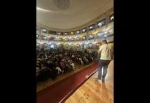 “Il Tour Siciliano di Roberto Vannacci continua e l’entusiasmo cresce tappa dopo tappa: Dopo le sale gremite dei giorni scorsi, anche a Milazzo abbiamo trovato un teatro pieno, con tantissimi giovani, famiglie e cittadini desiderosi di ascoltare, confrontarsi e costruire un’alternativa concreta”