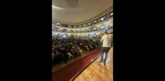 “Il Tour Siciliano di Roberto Vannacci continua e l’entusiasmo cresce tappa dopo tappa: Dopo le sale gremite dei giorni scorsi, anche a Milazzo abbiamo trovato un teatro pieno, con tantissimi giovani, famiglie e cittadini desiderosi di ascoltare, confrontarsi e costruire un’alternativa concreta”