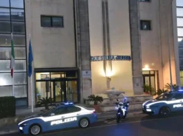 Gli addetti della Polizia di Stato, hanno dato esecuzione ad un’ordinanza di applicazione di misura cautelare personale emessa dal Giudice per le Indagini Preliminari presso il Tribunale di Ragusa, nei confronti di una donna quarantunenne, indagata per il reato di maltrattamenti contro familiari o conviventi