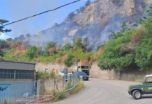 Fiamme-killer a Gioiosa Marea: in seguito a un vasto incendio divampato in contrada Catello Stefana, sopra la località Mangano, un 90enne è stato ritrovato carbonizzato
