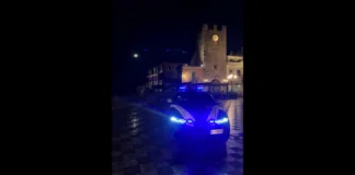 In data odierna, gli addetti della Polizia di Stato hanno dato esecuzione al decreto di fermo emesso dai magistrati della Procura della Repubblica di Messina nei confronti di due messinesi, un ventiquattrenne ed un venticinquenne, indiziati del delitto di tentato omicidio aggravato ai danni di altri due giovani, commesso in Taormina nella notte fra l’1 ed il 2 giugno u.s.