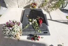 “La lapide di Gigi Proietti è stata prelevata dall’agenzia funebre per inserire il nome della moglie dell’attore, Sagitta Alter, scomparsa lo scorso 21 aprile”