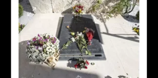 “La lapide di Gigi Proietti è stata prelevata dall’agenzia funebre per inserire il nome della moglie dell’attore, Sagitta Alter, scomparsa lo scorso 21 aprile”